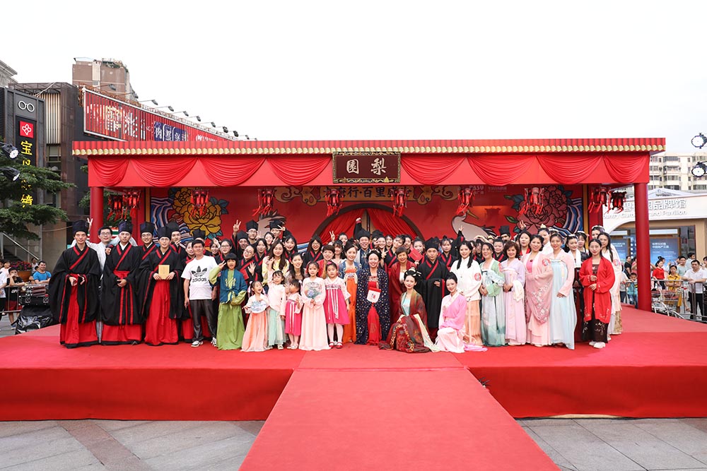 五一小長假 百信廣場重現(xiàn)傳統(tǒng)“冠笄之禮”成人禮 五一小長假 百信廣場重現(xiàn)傳統(tǒng)“冠笄之禮”成人禮