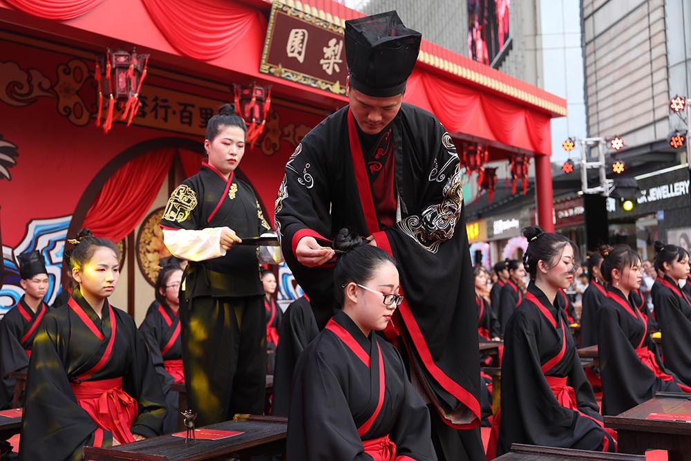 五一小長假 百信廣場重現(xiàn)傳統(tǒng)“冠笄之禮”成人禮 五一小長假 百信廣場重現(xiàn)傳統(tǒng)“冠笄之禮”成人禮