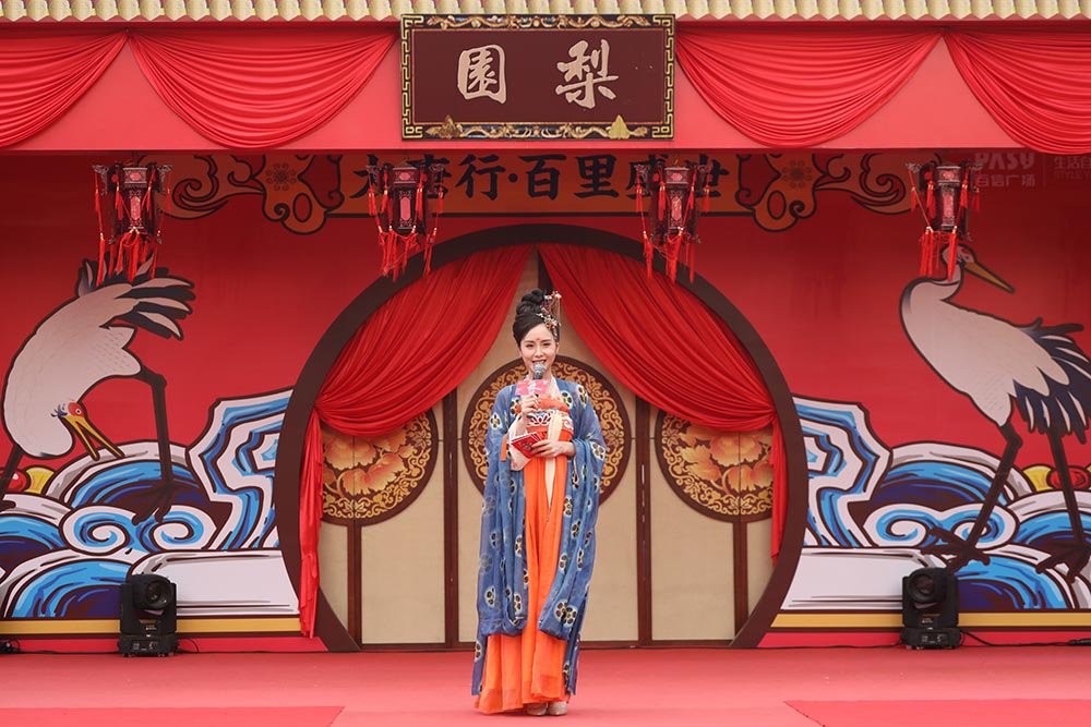 五一小長假 百信廣場重現(xiàn)傳統(tǒng)“冠笄之禮”成人禮 五一小長假 百信廣場重現(xiàn)傳統(tǒng)“冠笄之禮”成人禮