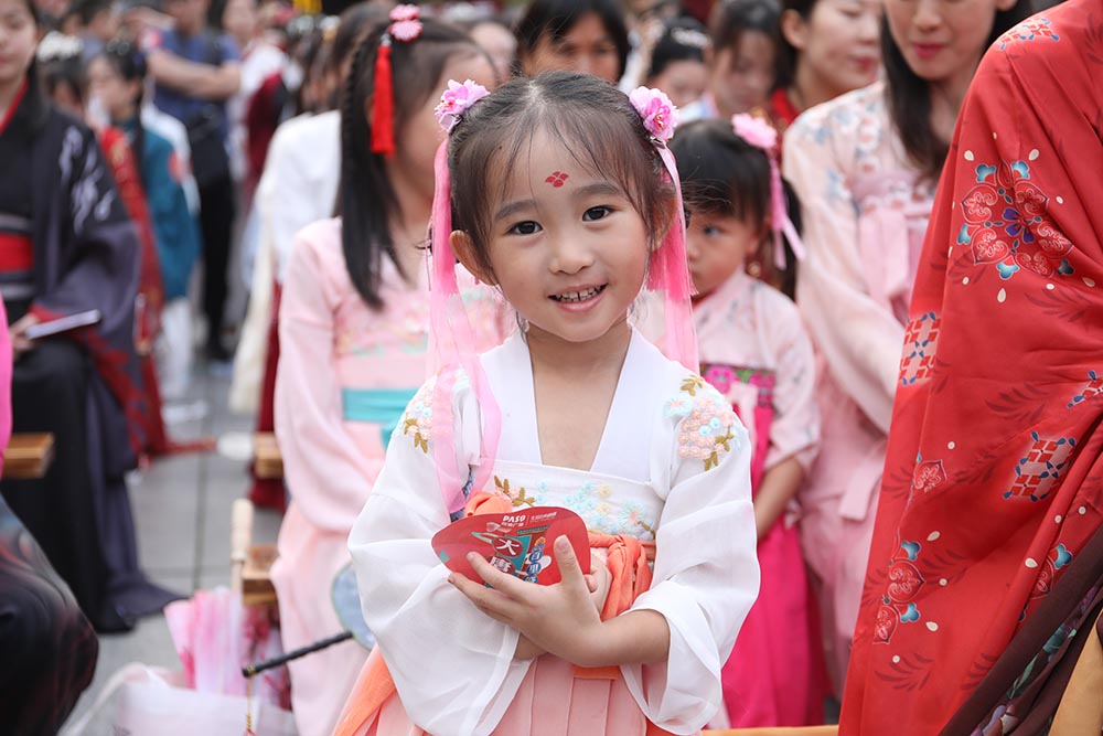 五一小長假 百信廣場重現(xiàn)傳統(tǒng)“冠笄之禮”成人禮 五一小長假 百信廣場重現(xiàn)傳統(tǒng)“冠笄之禮”成人禮