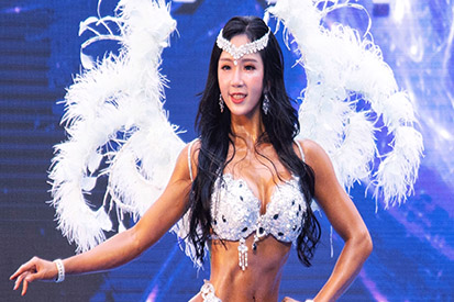 中國第一美臀天后空降百信！熱血運動季最后一波福利，TF口紅免費送！